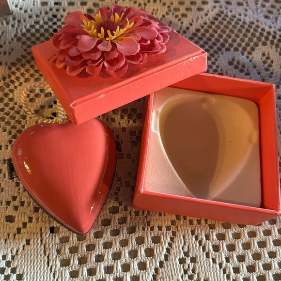 Vintage Hallmark Heart Trinket Box, Locket, Ornament - Heavy Enamel w/ latch - Picture 12 of 14